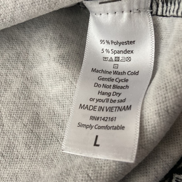 LuLaRoe Cassie skirt basic black and white graphic design. - Picture 3 of 8